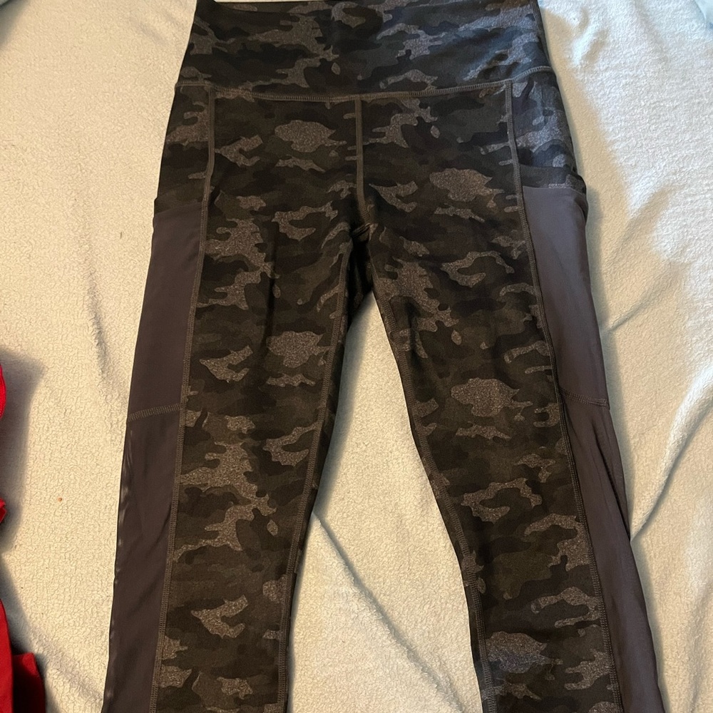 Fabletics camo crop Sz small